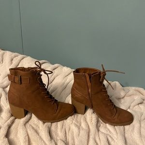 Me too boots size 9 1/2